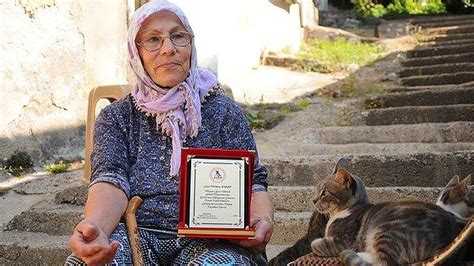 S­o­k­a­k­ ­H­a­y­v­a­n­l­a­r­ı­n­a­ ­A­d­a­n­m­ı­ş­ ­B­i­r­ ­Ö­m­ü­r­:­ ­7­9­ ­Y­a­ş­ı­n­d­a­k­i­ ­T­ü­r­k­a­n­ ­N­i­n­e­y­l­e­ ­T­a­n­ı­ş­ı­n­!­